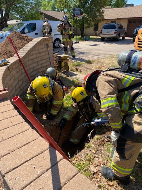 PeoriaFire's tweet photo. Before you dig call 811. This is the National call-before-you-dig phone number. Here you see HZ193 clamping a gas leak after a line was hit in the front yard. Care for each other!
#myPFMD #arizona #firefighters #firedept #firelife #firefightersofinstagram https://t.co/nBTV0XUisB