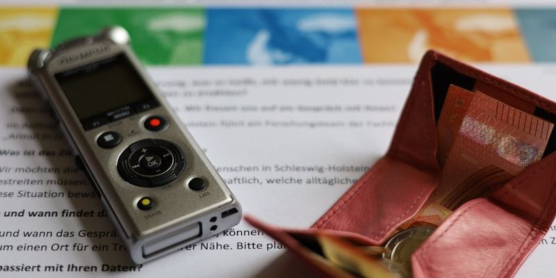 Die Fachhochschule Kiel sucht Menschen, die bereit sind, über ihre Sorgen beim Umgang mit (zu wenig) Einkommen zu berichten. bit.ly/3aTQbBR