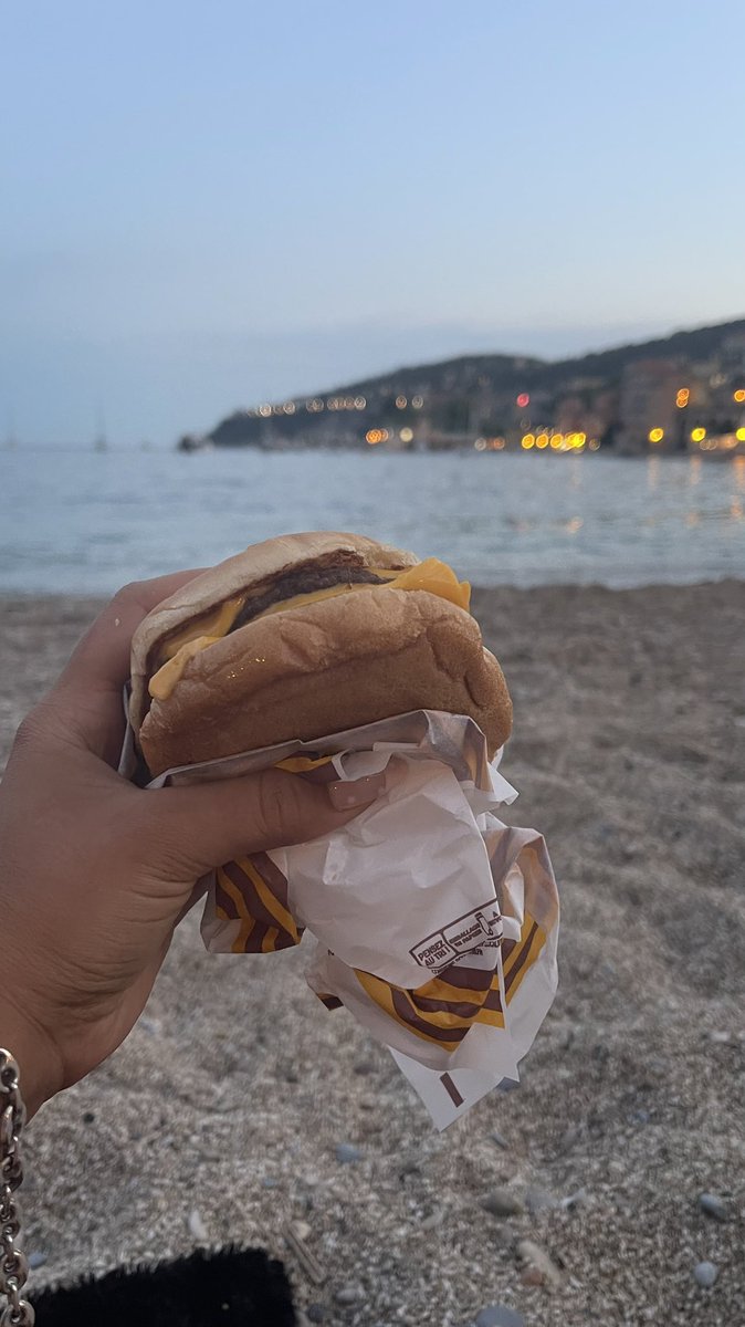 BabinClara1's tweet photo. Mc do + plage le soir avec 🤍 >>>>>>> https://t.co/LmOKGmqvvz