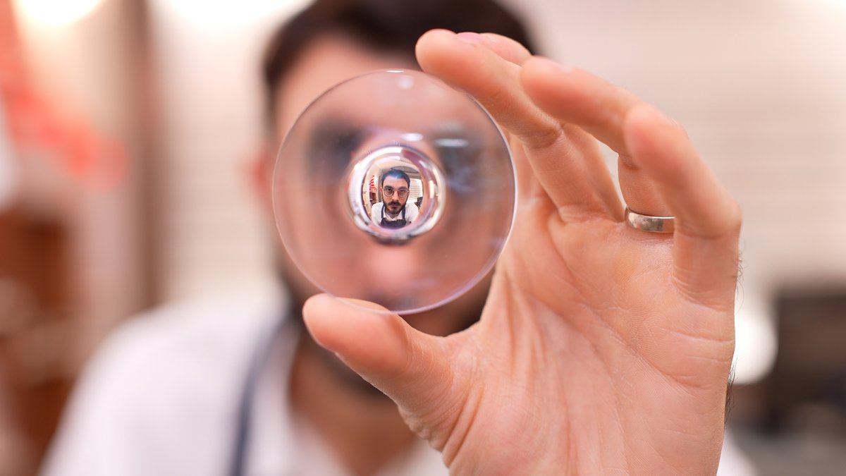 EssilorFrance's tweet photo. 🔙 Retour sur le témoignage de Benjamin Wilcke, très fort #myope depuis la naissance et nouveau porteur de verres #Exceptio, fabriqués dans notre SL Lab de #LignyenBarrois 🇫🇷 🤓👉 https://t.co/A1UEKs1kaS https://t.co/SRx8NqdoN7