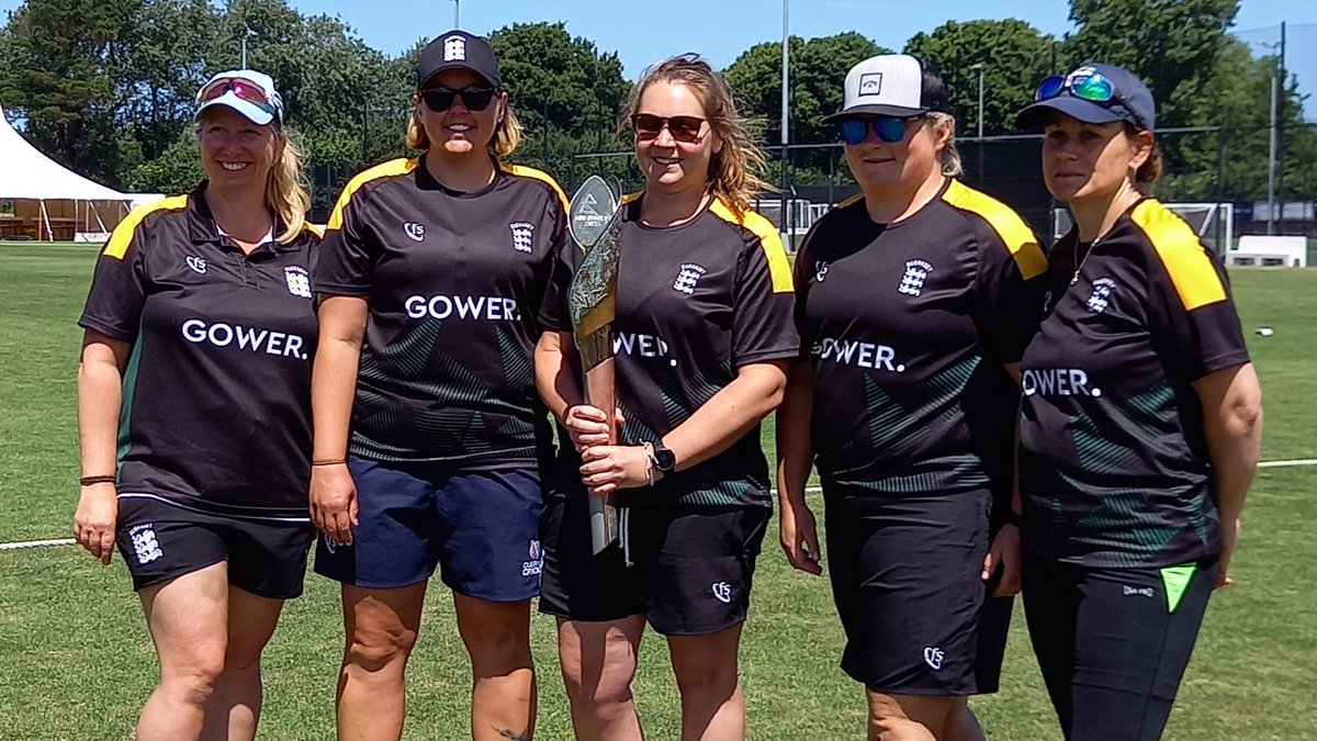 Gowerguernsey's tweet photo. A fun time down @KGVGSY on Sunday!  Following their game against @CanaccordCC , the Guernsey Women’s team took part in the Queen's Baton Relay as part of the build up to the 2022 Commonwealth Games in @birminghamcg22 in July. @GuernseyCGA @SpikeProds https://t.co/aNmJMhktpC https://t.co/SpjYndGL6L