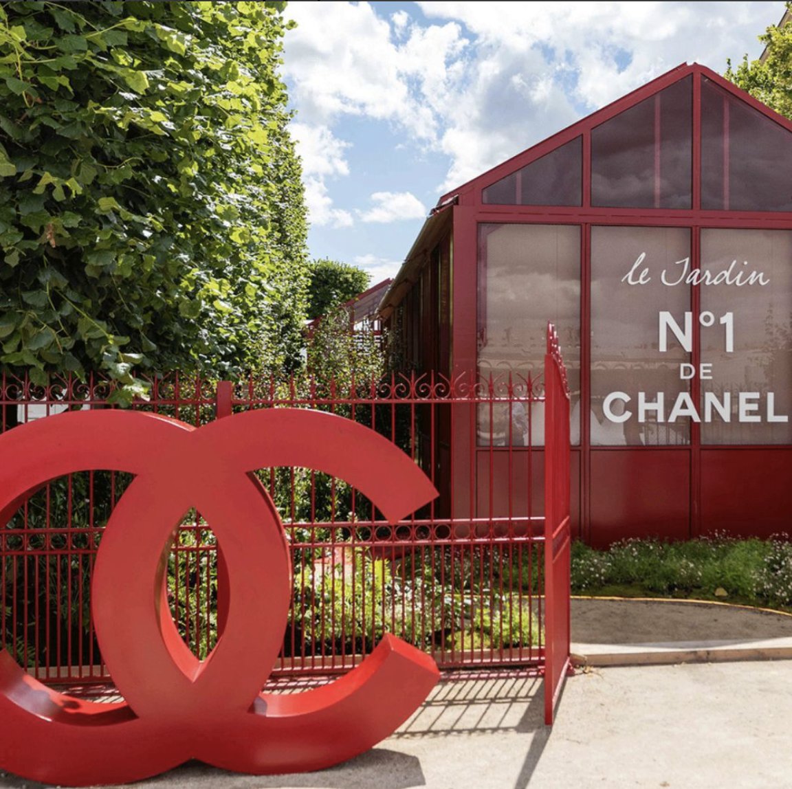 The_Social_Wire's tweet photo. WHY ARE LUXURY GARDENS ‘A LA FRANCAISE’ TRENDING?
NO, THEY AREN’T IN THE #METAVERSE! https://t.co/COz1MupE9s https://t.co/WN8raLwWt5