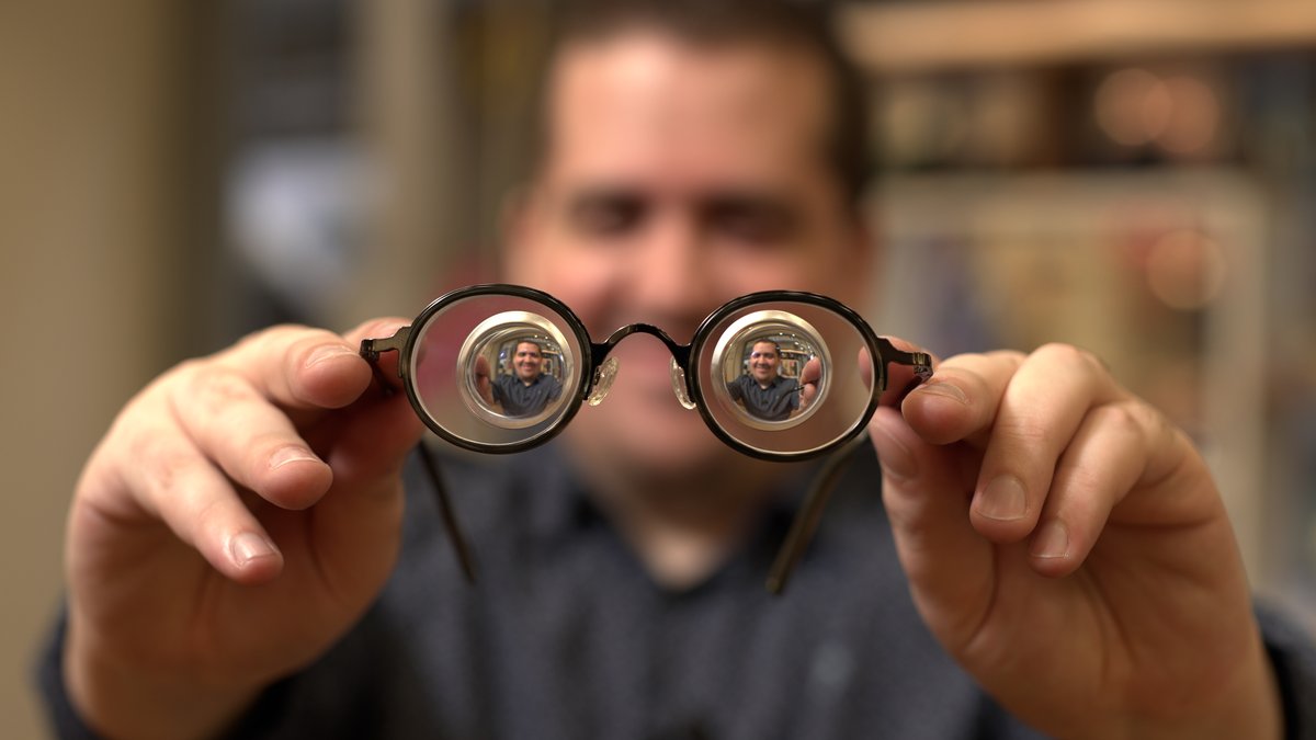 EssilorFrance's tweet photo. 🔙 Retour sur le témoignage de Benjamin Wilcke, très fort #myope depuis la naissance et nouveau porteur de verres #Exceptio, fabriqués dans notre SL Lab de #LignyenBarrois 🇫🇷 🤓👉 https://t.co/A1UEKs1kaS https://t.co/SRx8NqdoN7