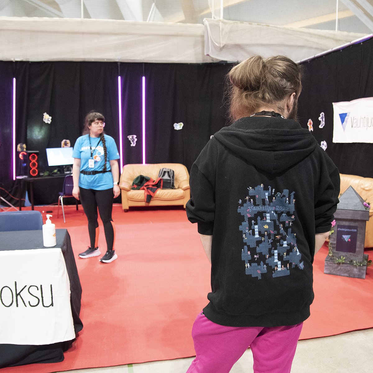 vauhtijuoksu's tweet photo. Tässäpä pari otosta viime viikon @VectoramaLAN -tapahtumasta, vauhtistyyliin! 🔥
Kiitokset kaikille ständillä kävijöille ja pelaajille. Oli ilo opastaa uusia kaikenikäisiä ihmisiä speedrunnaamisen pariin 😊
#vauhtijuoksu #vectorama2022 #vectorama #oulu #speedrunning https://t.co/VJmHBvHNaJ