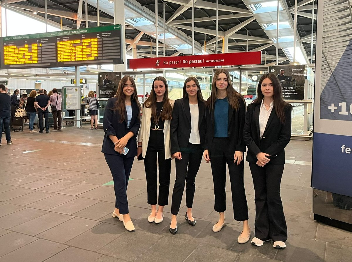GrupoSorollaEdu's tweet photo. 📣Participamos en #SMUN 2022🔝Evento nacional  
de #debate, para buscar soluciones a problemas reales con asambleas y llegando a acuerdos🗣
El en acto fue galardonado alumnado GSE con la Mejor Posición de comités🏆  
#SMUN22 #OrgulloDeAlumnado #LaDevesaSchool #JulioVerneSchool https://t.co/KZR22Ct4f4