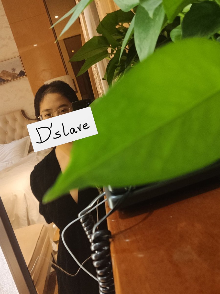洗完澡吹头发。发现去年五月剃的光头，终于度过漫长尴尬期，也需要用到吹风机了，有点感动。一年多没用吹风机，省不少电，另外也省不少洗发水哈哈哈。

但还是最爱超短发时，比较精神小畜。 https://t.co/4zdMhevz8m