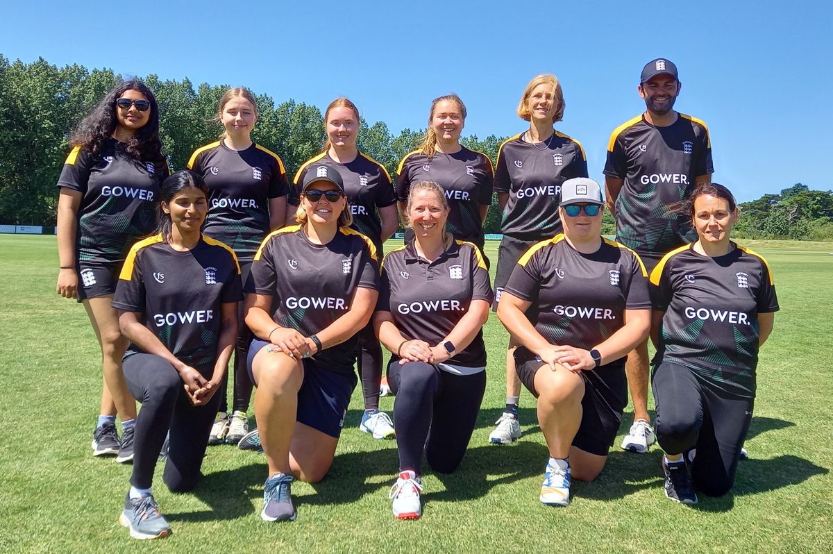 Gowerguernsey's tweet photo. A fun time down @KGVGSY on Sunday!  Following their game against @CanaccordCC , the Guernsey Women’s team took part in the Queen's Baton Relay as part of the build up to the 2022 Commonwealth Games in @birminghamcg22 in July. @GuernseyCGA @SpikeProds https://t.co/aNmJMhktpC https://t.co/SpjYndGL6L