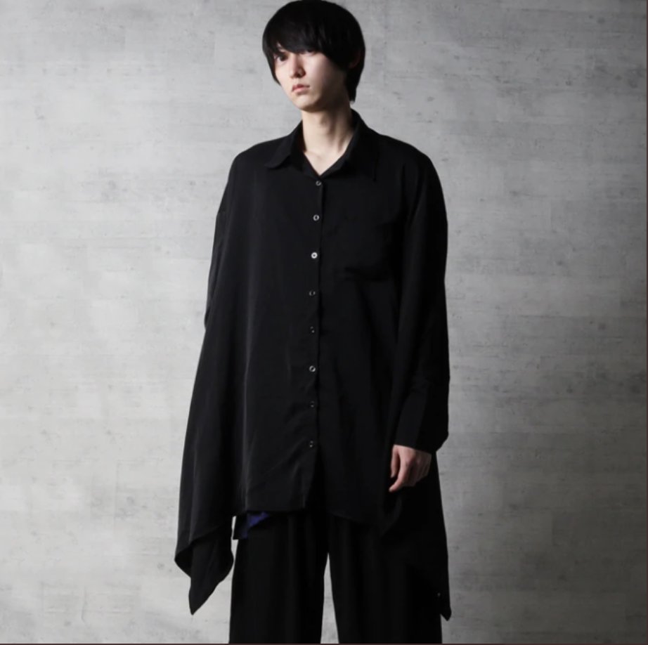 WRougeofficial's tweet photo. https://t.co/Db9oqGpzD0

後ろに落として肩を抜いて着こなしがおすすめのオーバーシャツです。
裾のイレギュラーヘムのデザインが特徴的。
肌触りの良い素材を使用しており、季節関係なく着用できるアイテムです。

【カラー】
BLACK

【素材】
ポリエステル100% https://t.co/pz9946OcuP