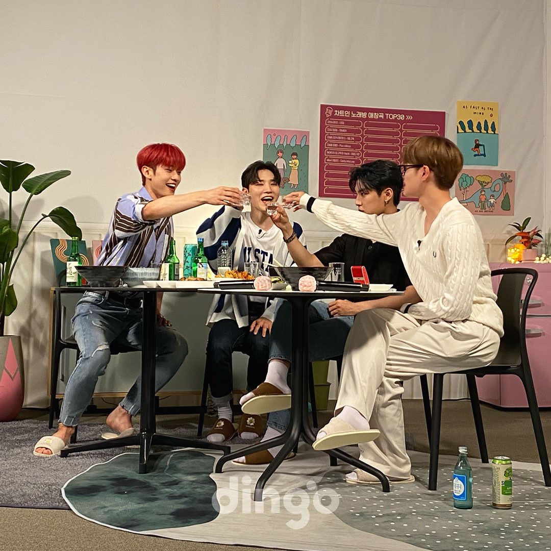 dingo_official's tweet photo. [#딩고뮤직] 술 한잔🍺 노래 한 소절🎤

차트인노래방의 두 번째 손님은 
바로바로, 에이비식스 (AB6IX)입니다✨

이번 주, 금요일 저녁 9시에 오픈합니다!

#차트인노래방 #AB6IX #전웅  #박우진   #이대휘  #김동현  #딩고뮤직 #DingoMusic  #JEONWOONG #KIMDONGHYUN #PARKWOOJIN #LEEDAEHWI #예삐들 https://t.co/lgpCLQxF8t