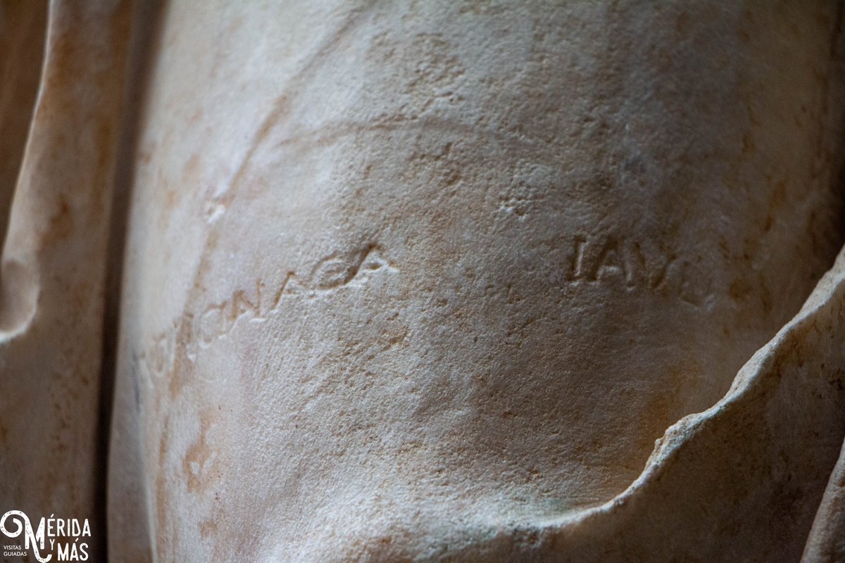 merida_mas's tweet photo. #MuseumWeek2022 #CreaciónMW #CreationMW
En los togados que presiden la nave principal del  
@MuseoRomano encontramos la firma del taller donde se hicieron las estatuas. Escultores que eran creadores de imágenes cargadas de simbolismo pero, que de paso, se hicieron publicidad. 😉 https://t.co/xyubITDBeJ