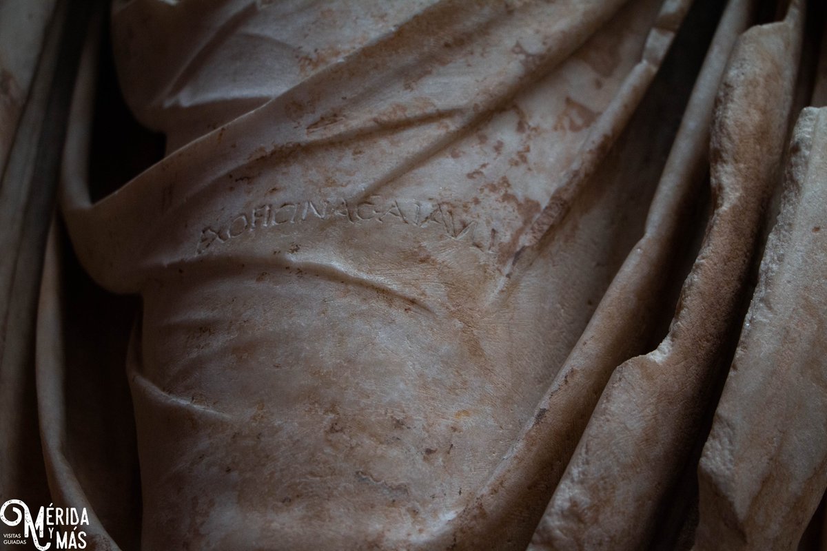 merida_mas's tweet photo. #MuseumWeek2022 #CreaciónMW #CreationMW
En los togados que presiden la nave principal del  
@MuseoRomano encontramos la firma del taller donde se hicieron las estatuas. Escultores que eran creadores de imágenes cargadas de simbolismo pero, que de paso, se hicieron publicidad. 😉 https://t.co/xyubITDBeJ