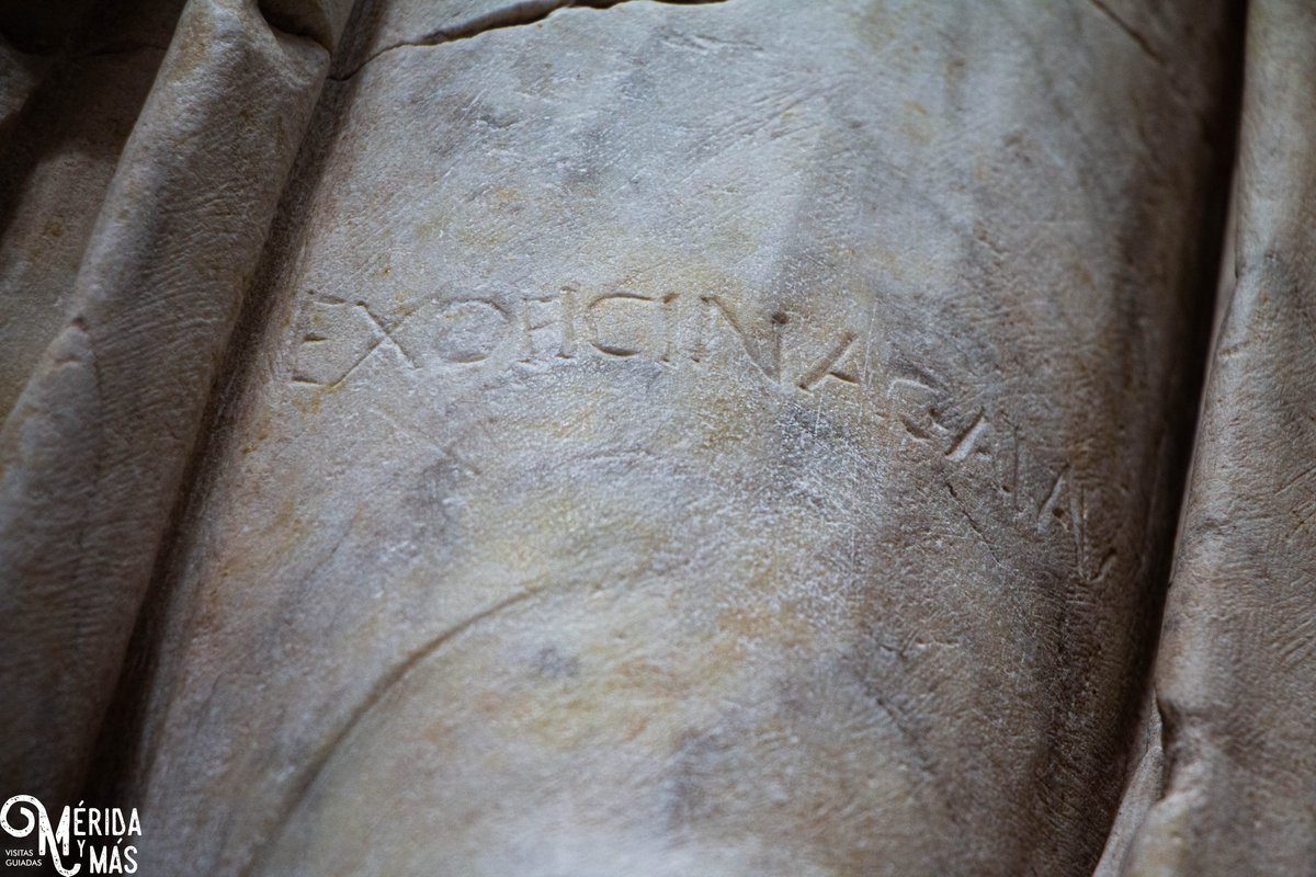 merida_mas's tweet photo. #MuseumWeek2022 #CreaciónMW #CreationMW
En los togados que presiden la nave principal del  
@MuseoRomano encontramos la firma del taller donde se hicieron las estatuas. Escultores que eran creadores de imágenes cargadas de simbolismo pero, que de paso, se hicieron publicidad. 😉 https://t.co/xyubITDBeJ