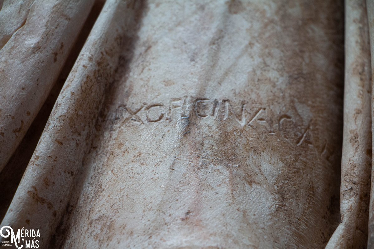 merida_mas's tweet photo. #MuseumWeek2022 #CreaciónMW #CreationMW
En los togados que presiden la nave principal del  
@MuseoRomano encontramos la firma del taller donde se hicieron las estatuas. Escultores que eran creadores de imágenes cargadas de simbolismo pero, que de paso, se hicieron publicidad. 😉 https://t.co/xyubITDBeJ