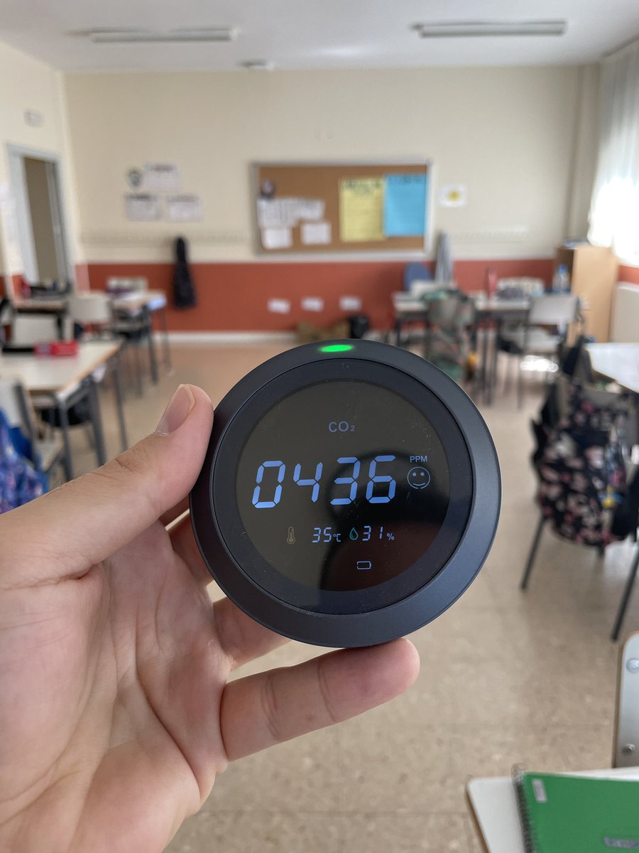 Jorgutushd's tweet photo. Buenos días @educacmadrid @eossoriocrespo @IdiazAyuso 
Esta es la temperatura actual de un aula de mi cole público. 
🔥35ºC 🔥
¿Creen ustedes que esto es lo más adecuado para enseñar y aprender? 
¿Qué tal se ve desde su despacho con aire acondicionado? 
¡Gracias por cuidarnos!😡 https://t.co/7761z0RqUr