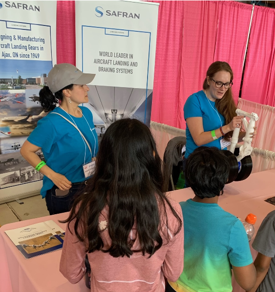 SafranLandingS's tweet photo. Faire découvrir à des jeunes filles curieuses notre expertise des trains d'atterrissage, les opportunités de carrière dans l’aérospatial & @SAFRAN🇨🇦, à l’occasion du @GirlsTakeFlight, un beau moment pour nos collaboratrices canadiennes ! #aviation #ninetynines #genderdiversity https://t.co/onkR5HH6dM