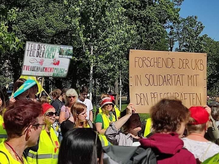 paula_deme's tweet image. Meanwhile in Bonn. Die Uniklinik Bonn klagt gegen die Streikenden Pflegekräfte 🤦🏻‍♀️

#Coronahelden #Notrufnrw #Pflexit #Bonn