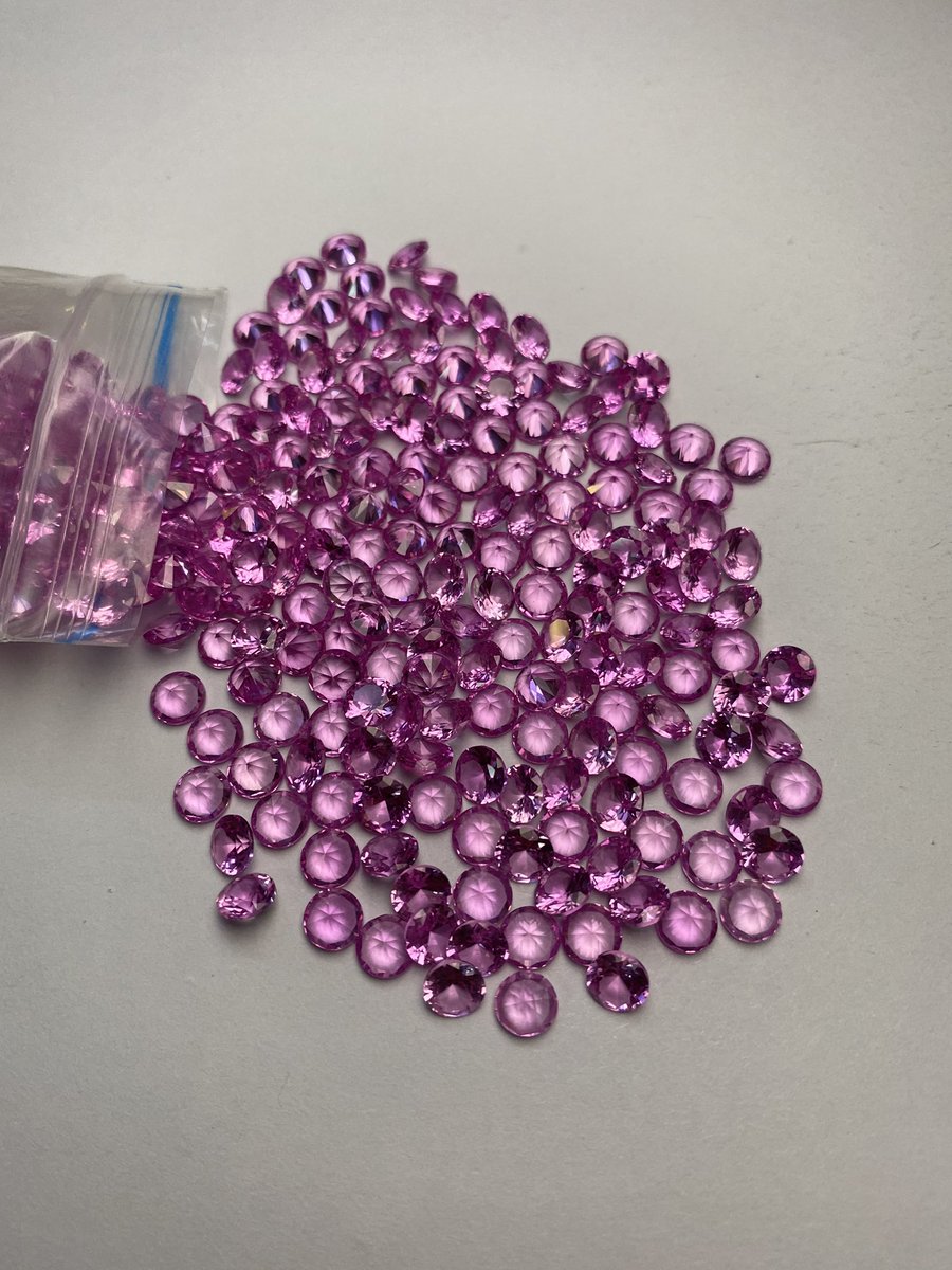 one_gemstone's tweet photo. Elma always here. Working with gemstone! Never change!
#whitesapphire #pinksapphire #whitecorundum #pinkruby #pinkcorundum #greenspinel #spinel149 #spinel152 https://t.co/dBEnoVw4xn