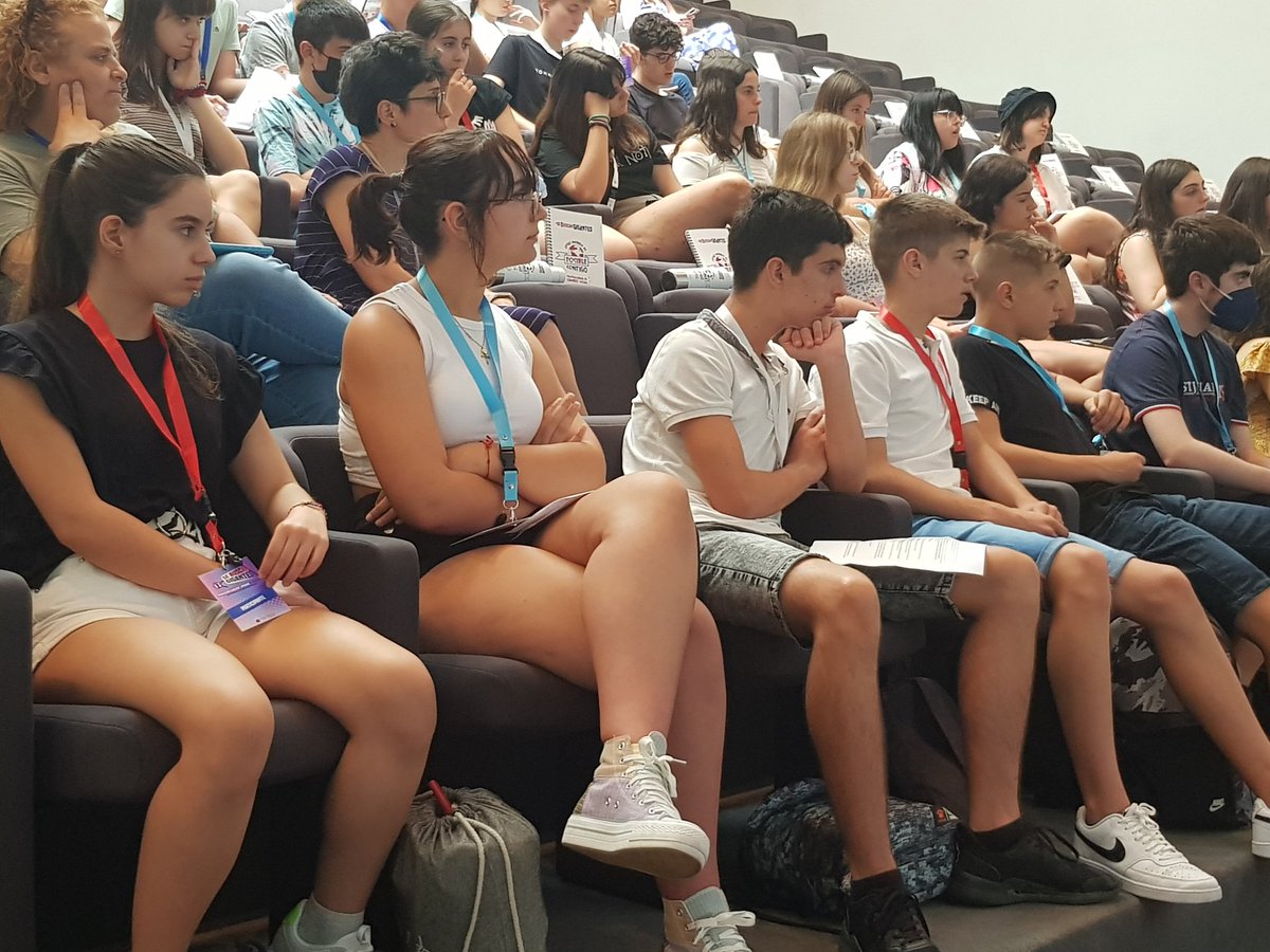 Los y las #jóvenes escuchan con atención al activista Iker Avellanal. "#Activismo es hacer lo que esté en tu mano para cambiar las reglas del juego. Nos tenemos que convertir en la vanguardia política y social". #SeBuscanGigantes