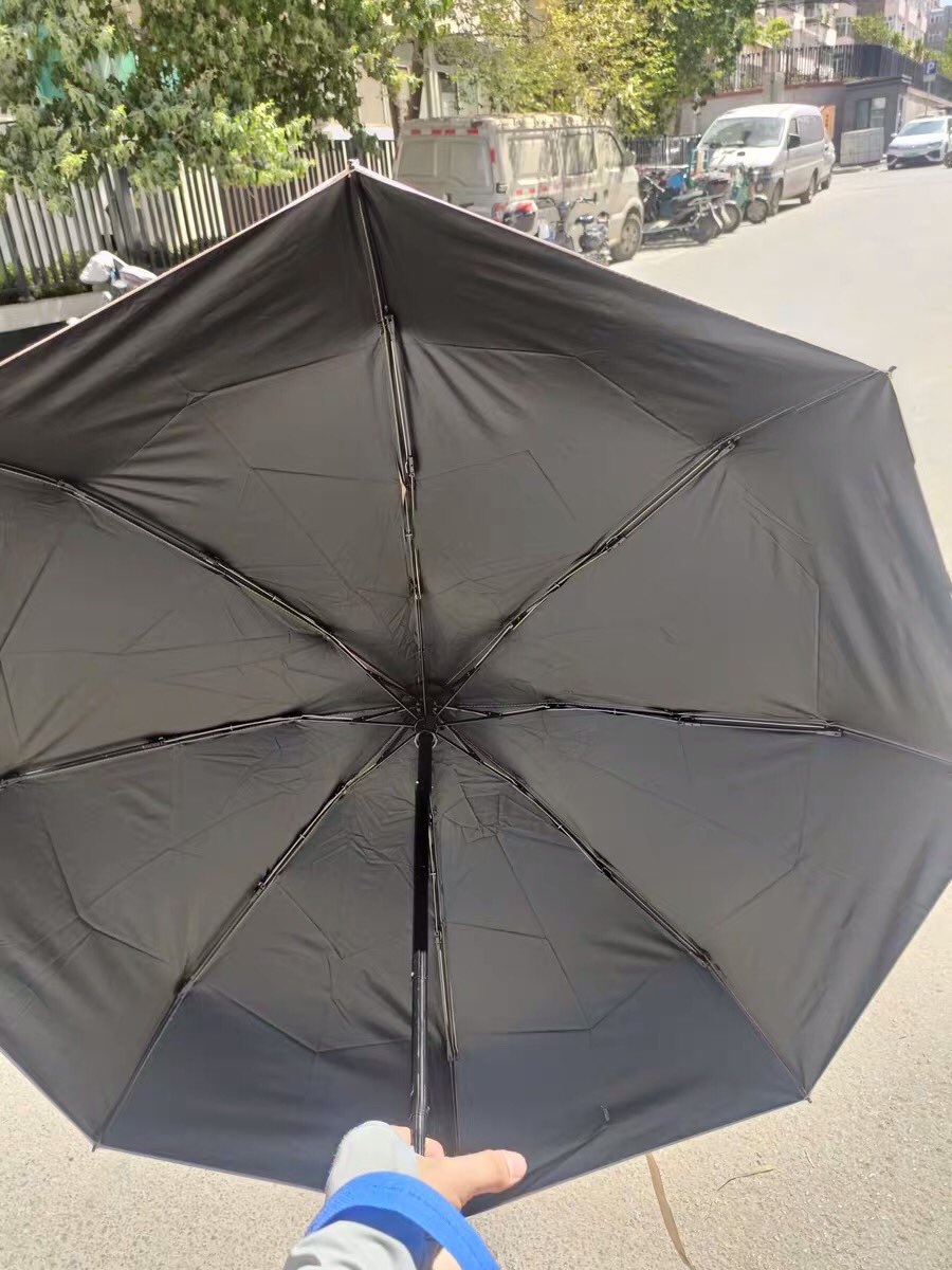 xmshop_'s tweet photo. มาแนะนำไอเทมใหม่ที่เหมาะกับคนไทยมากๆ😆 ช่วงนี้ฝนตกแดดออก ร่มตัวนี้เอาอยู่มากๆ😭 น้องกันแดด กันน้ำด้วย ถ้าฝนตก สะบัดออก2-3ที น้ำก็ออกหมดแล้ว เก็บเข้ากระเป๋าได้เหมือนเดิมเลย ไม่ต้องตากรอให้แห้ง มีกระบอกให้ด้วย ขนาดก็เล็ก พกพาง่ายสุดๆ🌦

📍ราคา 239 บาทเท่านั้นค่า ลดจากเกือบ400เลยน้า https://t.co/OgkCdF4Cf7