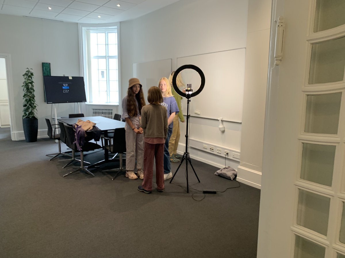 I søndags tilbragte 7 piger og 4 kvinder en hyggelig dag!

Tak til <a href="/ansocosplay/">AnsoCosplay</a> for at dele sine erfaringer og kreative hjerne, samt Fadime og Louise fra @Netcompany_DK . 

Vi er stærkt tilbage med flere workshops efter sommerferien ❤️#digipippi #pigeritech