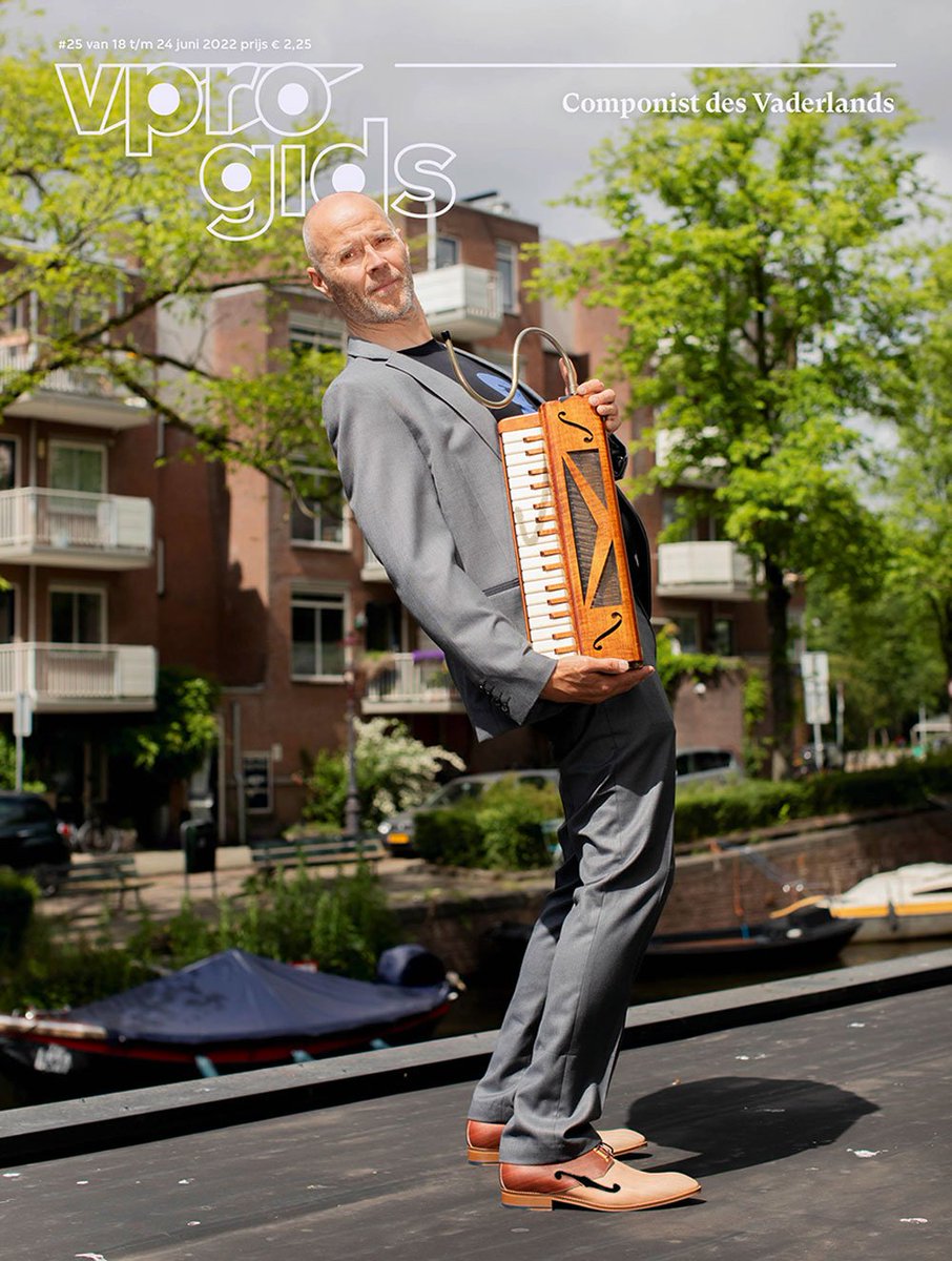 Componist des Vaderlands Martin Fondse is de drijvende kracht achter de Dag van de Componist, die 18 juni voor het eerst plaatsvindt. @MelissaSchriek portretteerde hem op zijn woonboot voor de nieuwe gidscover. Gids 25 is nu te lezen! vprogids.nl/2022/25