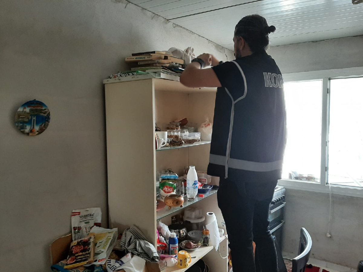 sevincozarslan's tweet photo. Bugün Mersin merkezli dört ilde yapılan operasyonda 44 KİŞİ GÖZALTINA alındı. O polis dolabın üzerinde uyuşturucu değil, kitap arıyor. Bu saçmalıklara ses çıkarmayanlar "Demokratım, solcuyum, fikir özgürlüğüne inanıyorum" diye ortalıkta gezmesin. https://t.co/nubORVvUxd