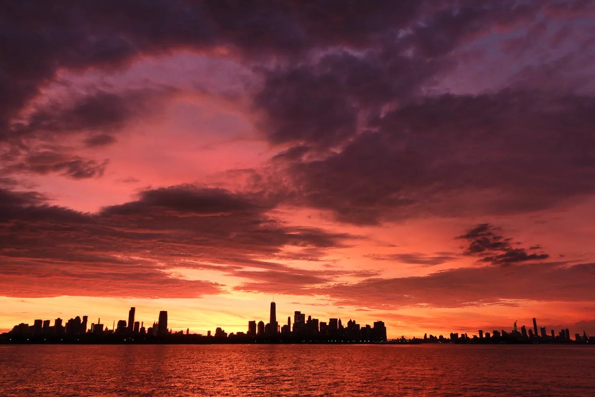 GaryHershorn's tweet photo. Quite the extraordinary sky to see at sunrise in New York City, Tuesday morning #newyorkcity #nyc #newyork #sunrise @agreatbigcity https://t.co/PE0Zg84Hbc
