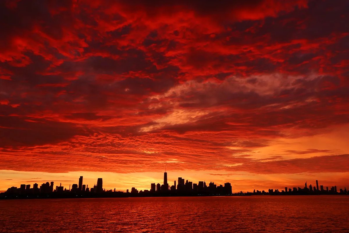 GaryHershorn's tweet photo. Quite the extraordinary sky to see at sunrise in New York City, Tuesday morning #newyorkcity #nyc #newyork #sunrise @agreatbigcity https://t.co/PE0Zg84Hbc