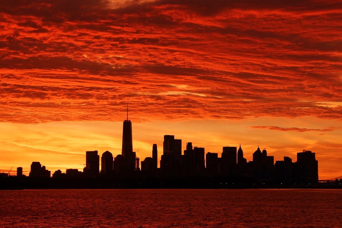 GaryHershorn's tweet photo. Quite the extraordinary sky to see at sunrise in New York City, Tuesday morning #newyorkcity #nyc #newyork #sunrise @agreatbigcity https://t.co/PE0Zg84Hbc