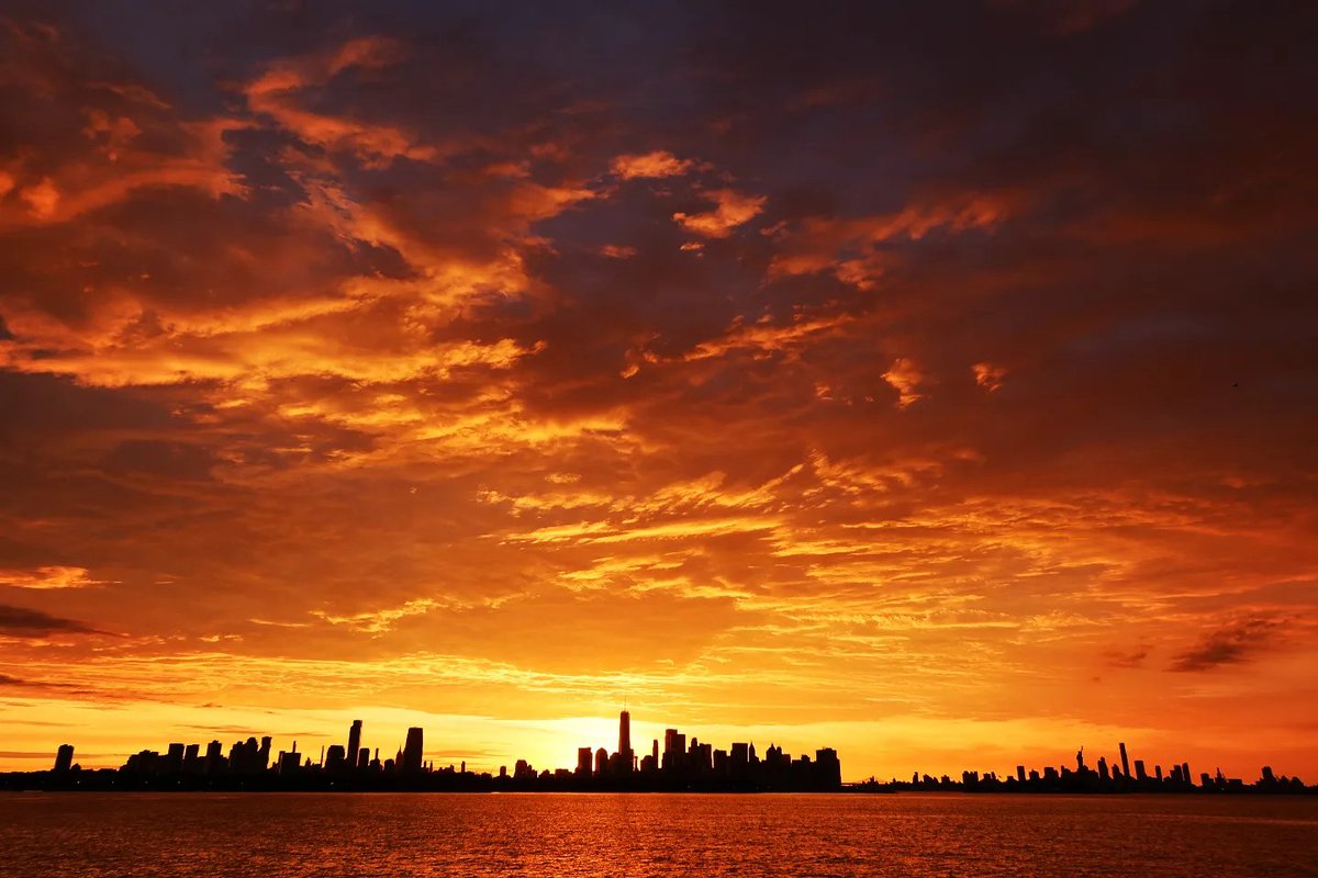 GaryHershorn's tweet photo. Quite the extraordinary sky to see at sunrise in New York City, Tuesday morning #newyorkcity #nyc #newyork #sunrise @agreatbigcity https://t.co/PE0Zg84Hbc