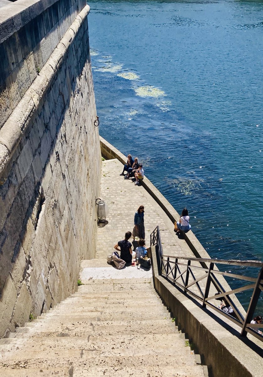 BFleurot's tweet photo. Un frémissement d’air , avoir le temps de regarder , contempler , se rafraîchir en dégustant une glace de chez Berthillon .. Dans l’île Saint Louis , la lumière est peinte 💙💙💙😎 https://t.co/OGT9ODVfM0