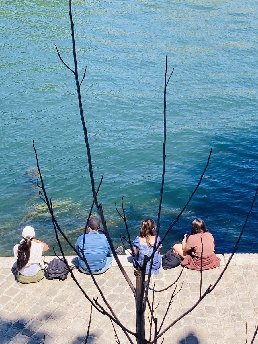 BFleurot's tweet photo. Un frémissement d’air , avoir le temps de regarder , contempler , se rafraîchir en dégustant une glace de chez Berthillon .. Dans l’île Saint Louis , la lumière est peinte 💙💙💙😎 https://t.co/OGT9ODVfM0