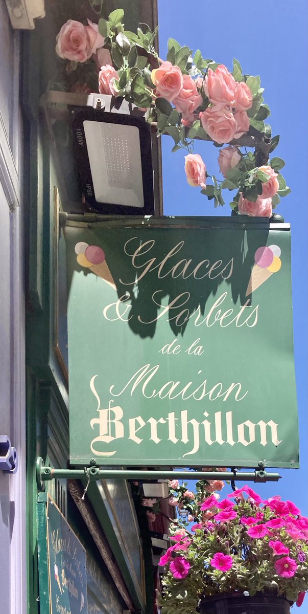 BFleurot's tweet photo. Un frémissement d’air , avoir le temps de regarder , contempler , se rafraîchir en dégustant une glace de chez Berthillon .. Dans l’île Saint Louis , la lumière est peinte 💙💙💙😎 https://t.co/OGT9ODVfM0