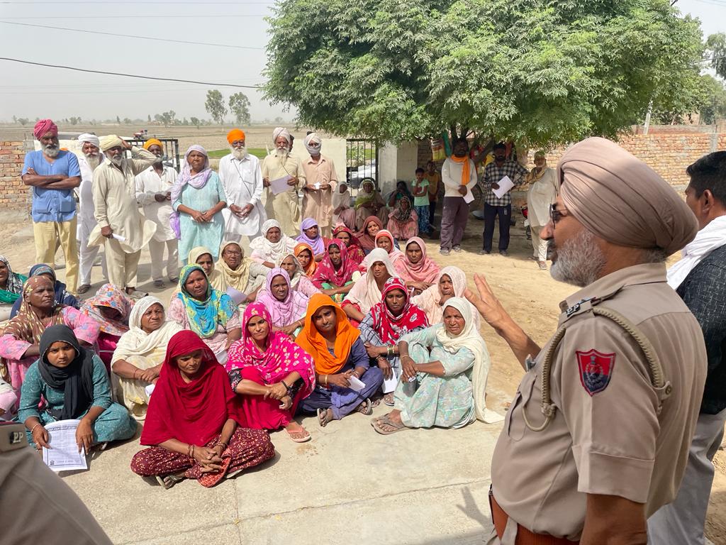MuktsarPolice's tweet photo. Saanjh kendra malout police organized a seminar at vill. Sarawan Bodla to make the people aware about the ill effects of drugs and saanjh services ,112 police helpline.
#PunjabRoadSafetyAlert 
#SaanjhShakti181 https://t.co/Oju4qCM3mE