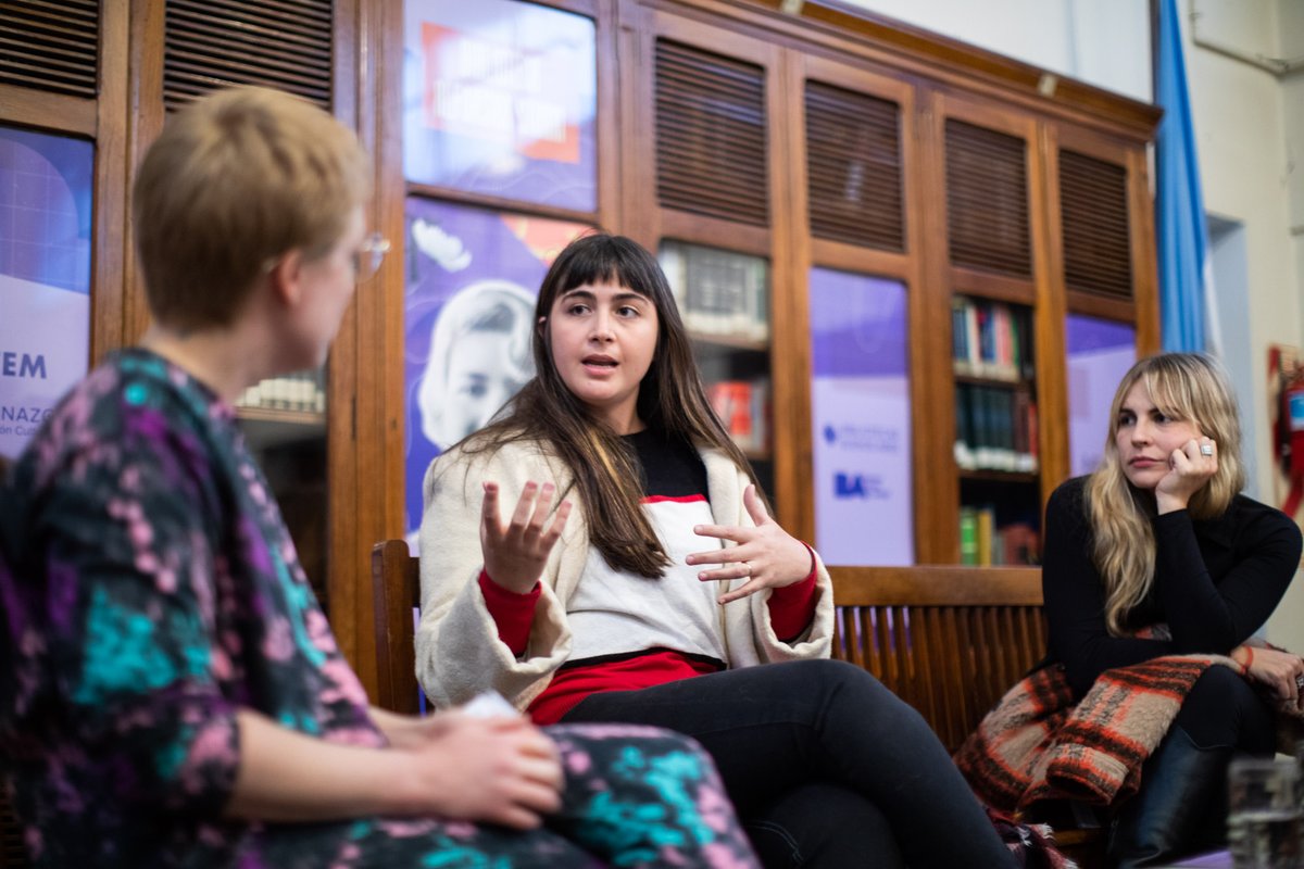 latfemnoticias's tweet photo. 💫El sábado pasado la #BibliotecaNiUnaMenos llegó a la Alfonsina Storni, en Monserrat. 
✍Hubo un taller a cargo de @danixa  , una entrevista a @Belenlopezpeiro y  @DelMarR_V moderada por 
@hiloglorieta y una lectura de Paula Peyseré.

📷¿Ya viste las fotos de @solavena? https://t.co/edNeQVUXjV