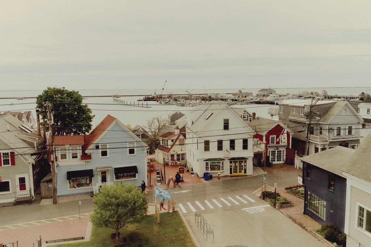 In a queer vacation hot spot on Cape Cod, an ad hoc community proved that Americans can stifle large outbreaks—if they want to.

Maryn McKenna #WIRED #Backchannel longreads, COVID-19, Delta, public health, LGBTQ+ zpr.io/yztSwEjFTVSh