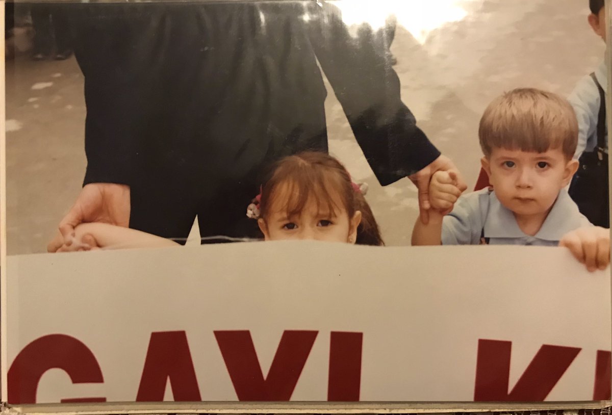 Başım belada
Üzerime kan sıçramış doğarken