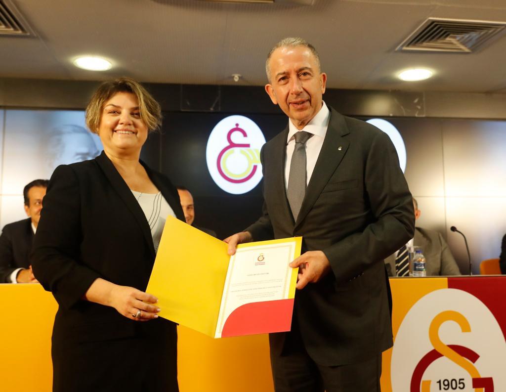 Dursun Özbek Başkanımız ve bizler beratlarımızı Seçim Divan Kurulu Başkanımız Asena Yılmazkaya Dinçbaylı’dan aldık. Yaşasın Galatasaray.