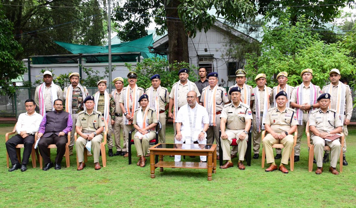 manipur_cmo's tweet photo. Hon'ble CM @NBirenSingh today distributed rewards amounting to Rs.5 lakhs to 30 personnel of Kangpokpi District Police including the Superintendent of Police, Addl.SPs, SDPO, Inspectors and Constables for the huge seizure of illicit drugs. https://t.co/qKeDzDQFGH