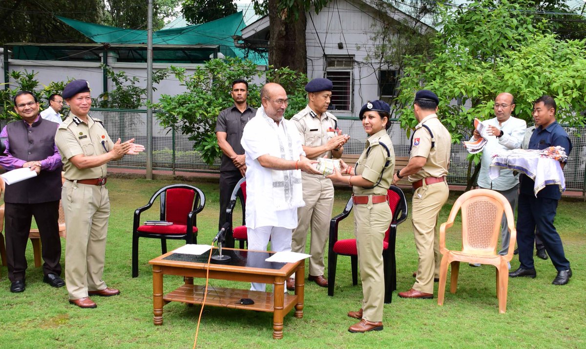 manipur_cmo's tweet photo. Hon'ble CM @NBirenSingh today distributed rewards amounting to Rs.5 lakhs to 30 personnel of Kangpokpi District Police including the Superintendent of Police, Addl.SPs, SDPO, Inspectors and Constables for the huge seizure of illicit drugs. https://t.co/qKeDzDQFGH