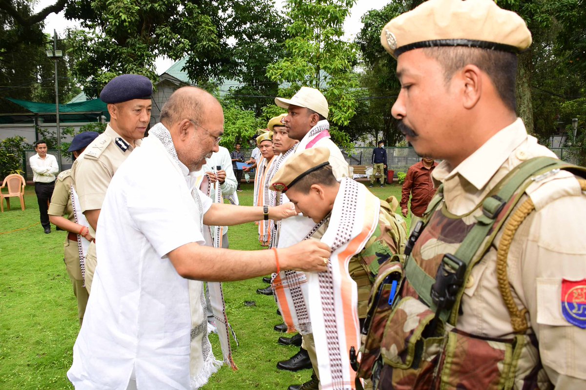 manipur_cmo's tweet photo. Hon'ble CM @NBirenSingh today distributed rewards amounting to Rs.5 lakhs to 30 personnel of Kangpokpi District Police including the Superintendent of Police, Addl.SPs, SDPO, Inspectors and Constables for the huge seizure of illicit drugs. https://t.co/qKeDzDQFGH