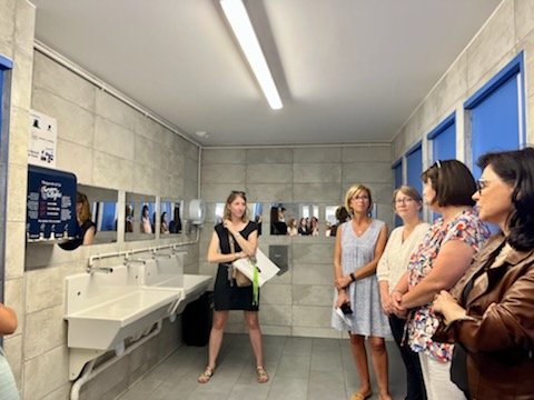 CollegeCasteret's tweet photo. Inauguration de la box @MargueriteEtCie  grâce à  @FCPE_nationale et @CMSORUELLE . Un projet du #CESC pour lutter contre la #PrécaritéMenstruelle. Trop de jeunes filles renoncent à l'achat de produits d'hygiène pour des raisons financières. Ensemble,agissons! @acpoitiers @dsden16 https://t.co/xX8J0l1dXf