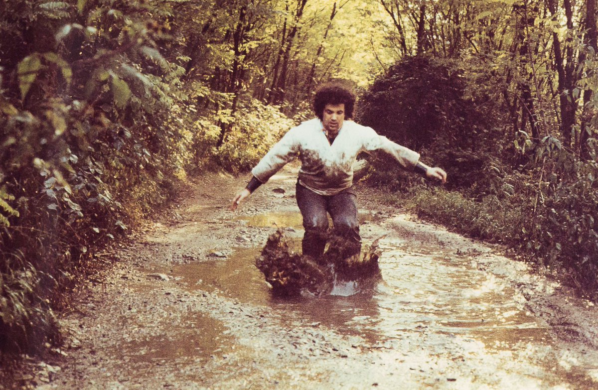 “Ancora tu, ma non dovevamo vederci più. E come stai?
Domanda inutile
Stai come me, e ci scappa da ridere”

#cesaremonti #luciobattisti , dalla nostra collezione

Ulteriori info sulla nostra pagina Facebook:

facebook.com/21997911500571…