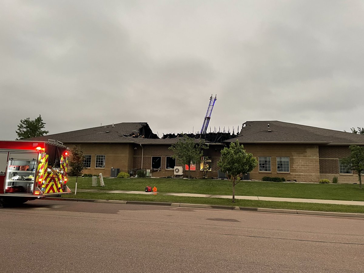 JayciedoddVNL's tweet photo. Crews still on scene investigating 4.5 hrs after flames tore through the roof. https://t.co/xP6qLjYHyp