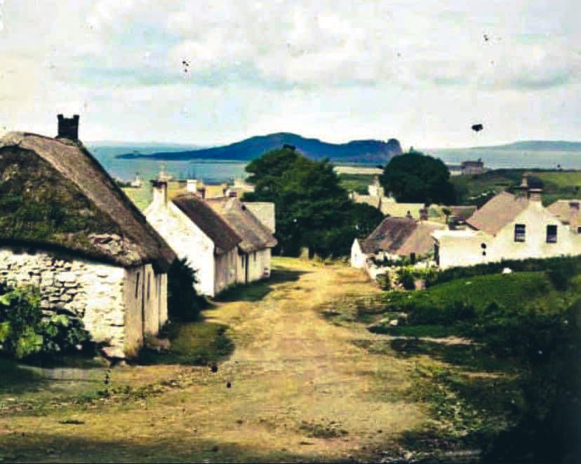 LovinDublin's tweet image. This image from 1883(!!!) shows thatched cottages in the old village of Howth, and a view of Ireland’s Eye in the background.

📷 Stereo Pairs Photograph Collection - ©️ (NLI) via eire_travel_aficionado