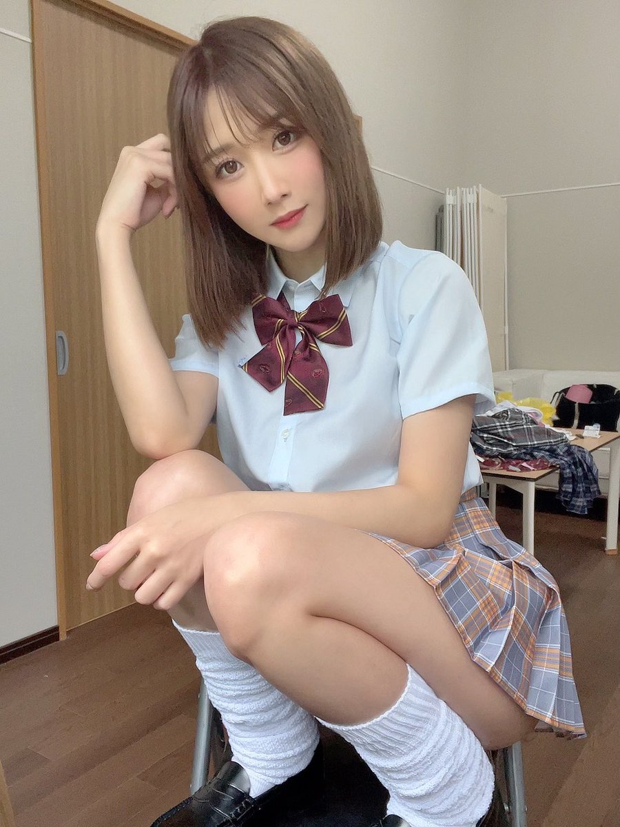大槻ひびき🧡サブ垢 on X: どんな制服がすき？ t.covn2Hq9hQcw  X