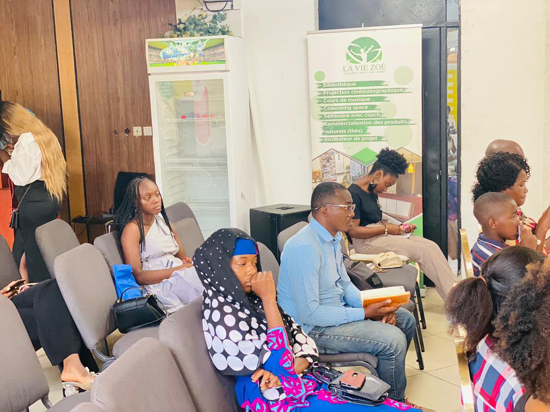 ActuEvent2Fifi's tweet photo. Retour sur le #Ceicac📌

🪄 Si le stress empêche les cheveux de pousser, pourquoi tous les chefs d’entreprise n’ont pas l’alopécie? 

Déléguer une tâche n’est pas fuire ses responsabilités. Mais la fuite de la responsabilité cause l’arrêt de la pousse et les pellicules.
1/2 https://t.co/PZOWFZvtZ4