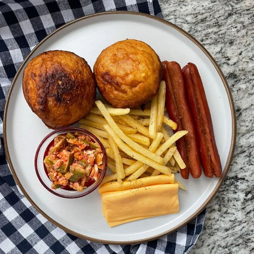 GomolemoMzansi's tweet photo. Lunch should be like this 😋❤

Vetkoek, fries, cheese, viennas and atchar https://t.co/V6CeJeqitc