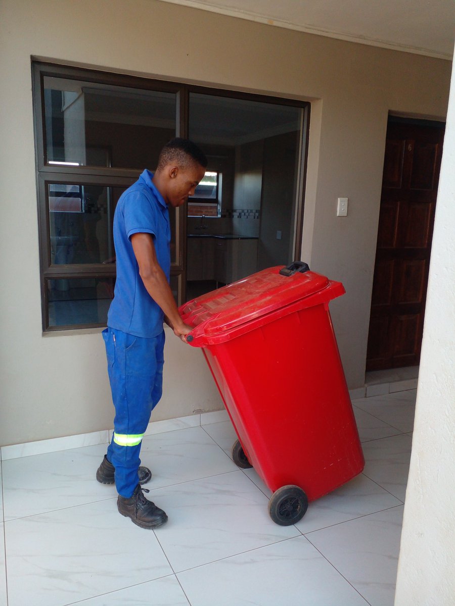 wasteremoval2's tweet photo. Keep that waste coming __we'll dispose it the right way and put the recyclables to good use.
#sustainability #Kbwasteremoval
#WeKeepItClean #Recyclingfacts https://t.co/mucx0hmGFs