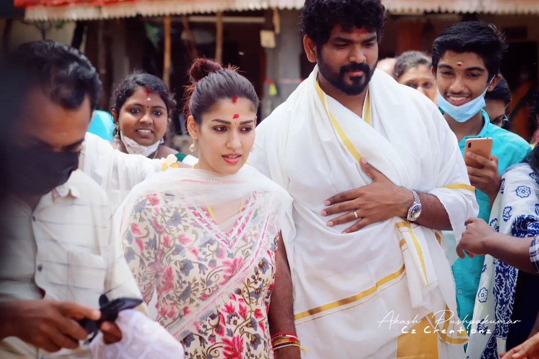 7ArtsOfficial's tweet photo. Newly wed couple #Nayanthara and #VigneshShivan visited  Chettikulangara temple in Kerala ❤

#WikkiNayan #Nayanthara #NayantharaVigneshShivan #7arts https://t.co/AtqmTwRc8i